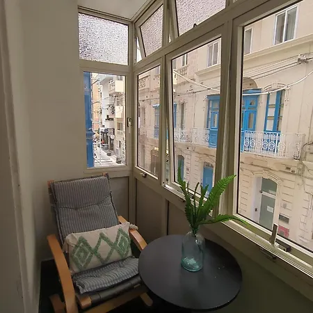 Vibrant One Bedroom At Manoel Island