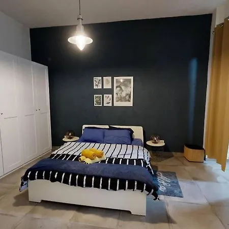 Vibrant One Bedroom At Manoel Island