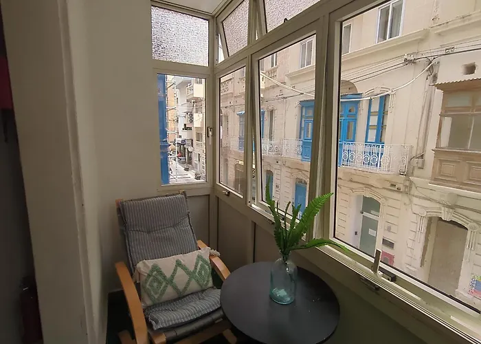 Vibrant One Bedroom At Manoel Island